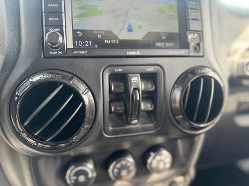 Used 2017 Jeep Wrangler Unlimited Rubicon image 28