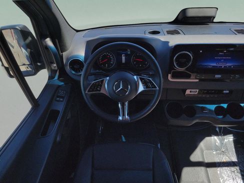 Used 2025 Mercedes-Benz Sprinter 2500 image 10