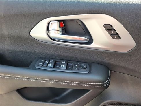 New 2026 Chrysler Pacifica Limited image 23