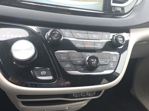 Used 2024 Chrysler Pacifica Touring-L FWD image 18