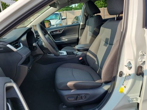 Used 2025 Toyota RAV4 XLE FWD image 19