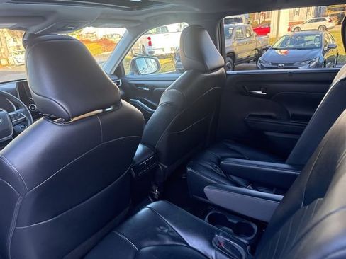 Certified 2023 Toyota Highlander XLE image 12