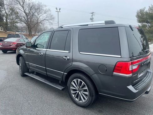 Used 2017 Lincoln Navigator Select image 3
