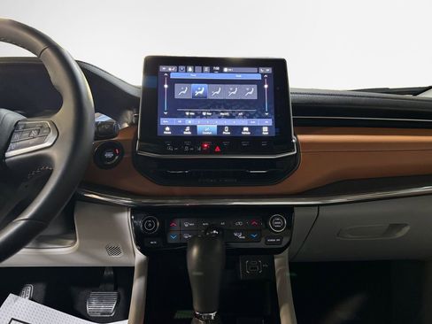 Used 2022 Jeep Compass Limited image 22