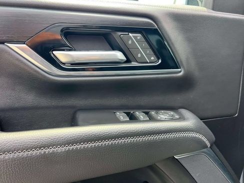 Used 2025 GMC Yukon XL Denali AWD/4WD image 17