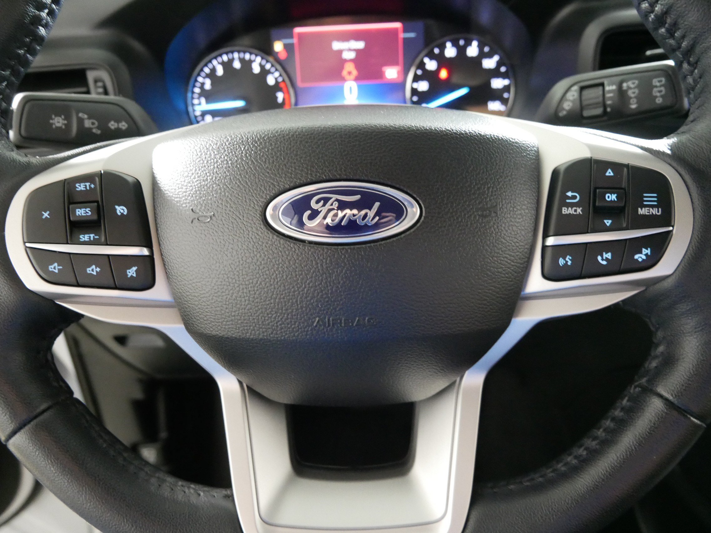 Used 2023 Ford Explorer XLT AWD/4WD image 25