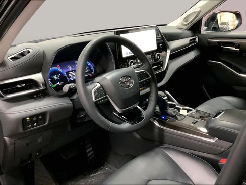 New 2026 Toyota Highlander Platinum AWD/4WD image 8
