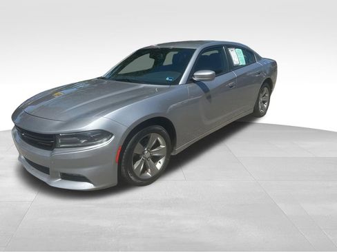 Used 2018 Dodge Charger SXT Plus RWD image 2