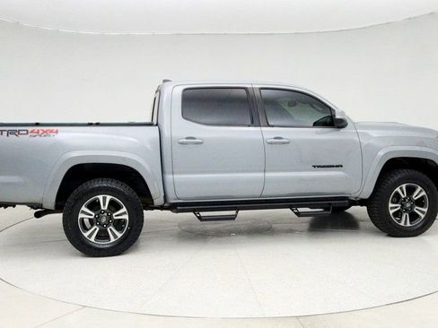 Used 2018 Toyota Tacoma TRD Sport image 4