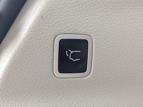 Used 2022 Chrysler Pacifica Touring-L w/ Uconnect Theater Family Group image 15