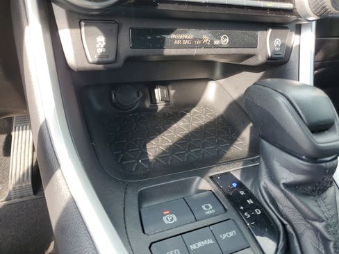 Used 2021 Toyota RAV4 XLE image 22