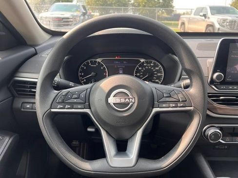 Used 2025 Nissan Altima 2.5 SV FWD image 12