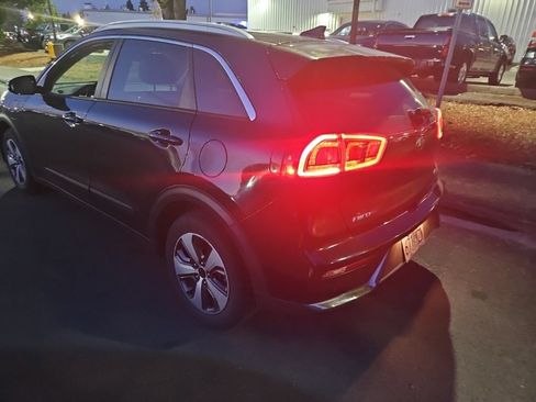 Used 2018 Kia Niro EX Premium FWD image 3
