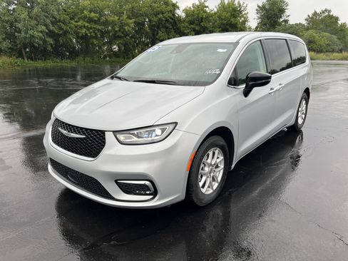Used 2024 Chrysler Pacifica Touring-L FWD image 1