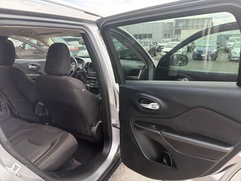 Used 2016 Jeep Cherokee Latitude w/ Safety/Convenience Group AWD/4WD image 17
