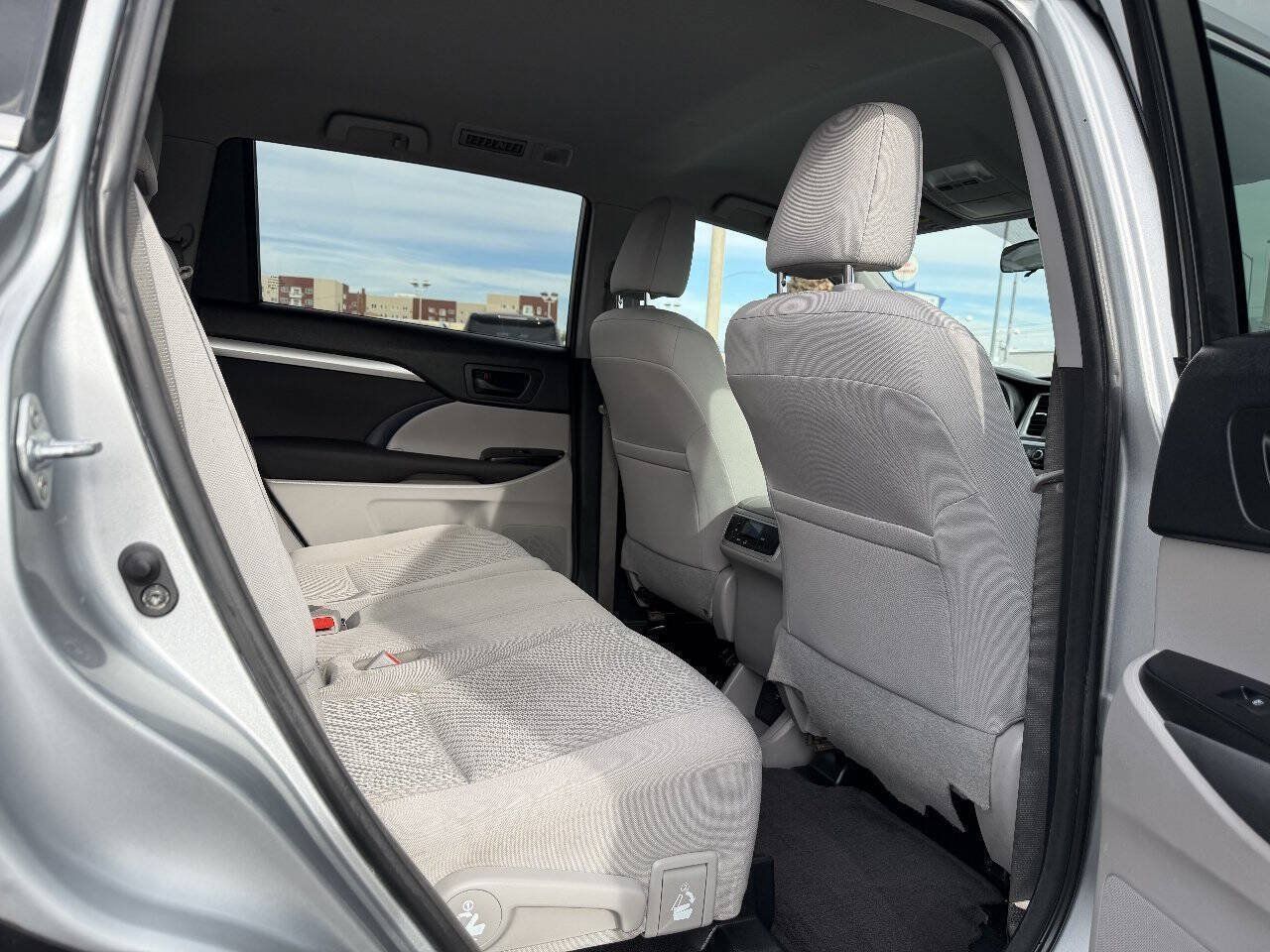 Used 2017 Toyota Highlander LE w/ Carpet Mat Package FWD image 14