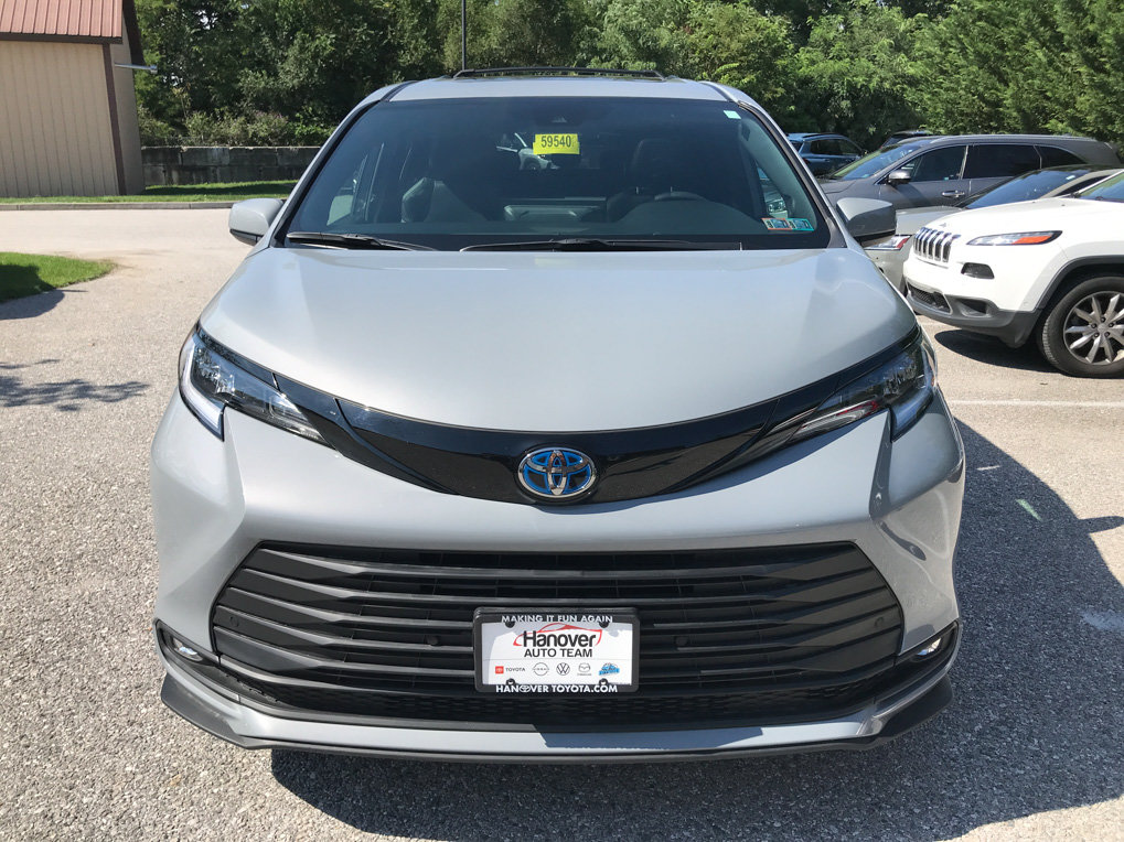 Certified 2025 Toyota Sienna XLE Woodland Edition AWD/4WD image 3