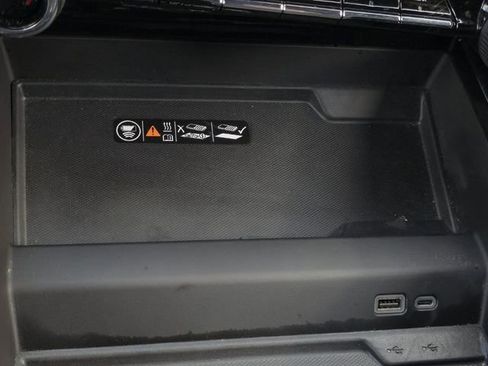 Used 2025 Chevrolet Suburban Z71 image 29