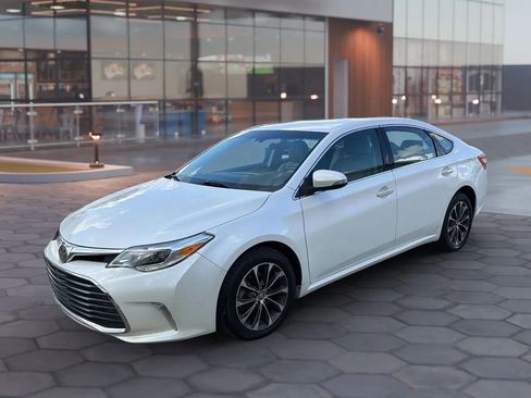Used 2017 Toyota Avalon XLE image 2
