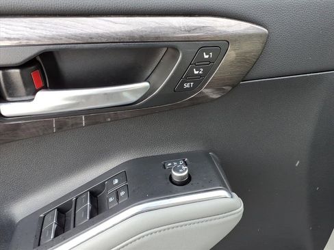 Used 2024 Toyota Highlander Platinum image 16