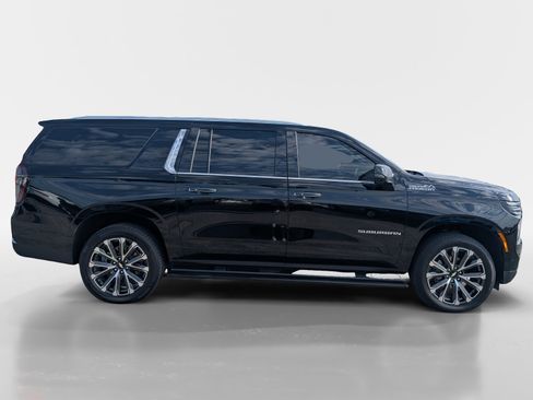 Used 2025 Chevrolet Suburban High Country AWD/4WD image 3