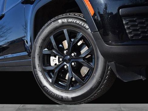 Used 2024 Jeep Grand Cherokee L Laredo image 3