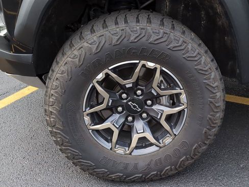 Used 2024 Chevrolet Colorado ZR2 w/ Technology Package AWD/4WD image 11