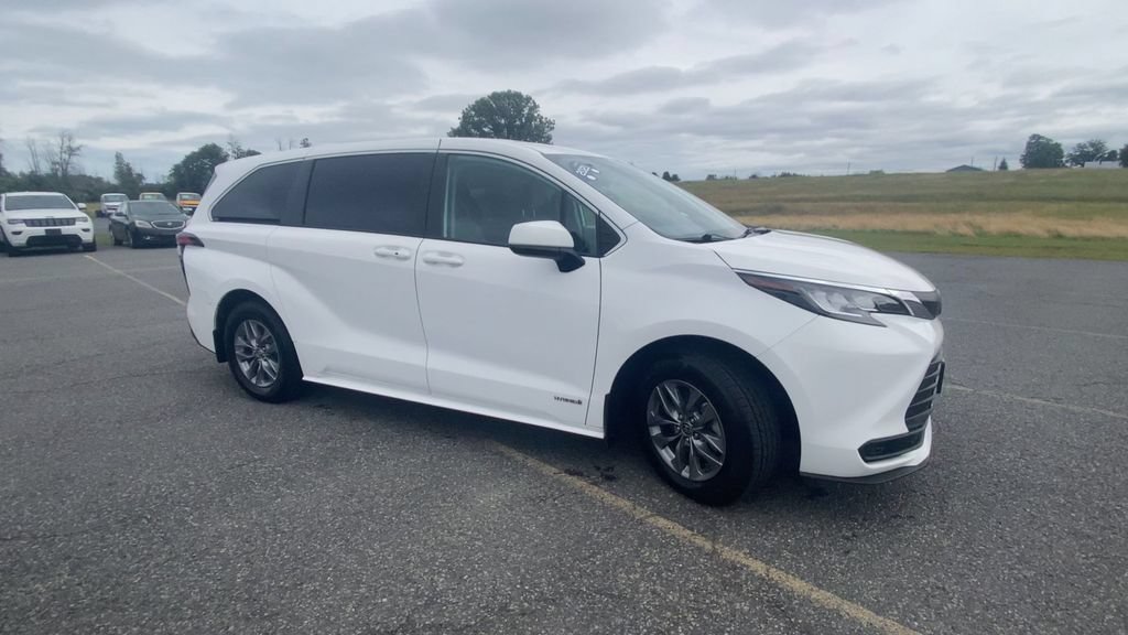 Used 2021 Toyota Sienna LE FWD image 2