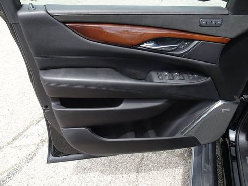 Used 2018 Cadillac Escalade Premium Luxury RWD image 12