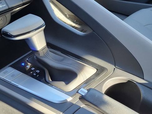 Used 2024 Hyundai Elantra SE image 15