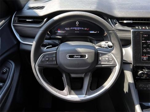 Used 2023 Jeep Grand Cherokee Altitude image 31