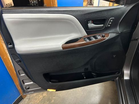 Used 2017 Toyota Sienna Limited Premium AWD/4WD image 13