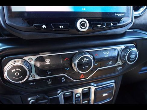 Used 2018 Jeep Wrangler Unlimited Sahara image 32