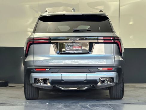 Used 2025 Chevrolet Traverse LT w/ Driver Confidence Package AWD/4WD image 4