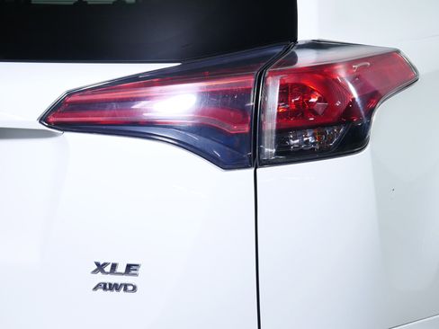 Used 2018 Toyota RAV4 XLE AWD/4WD image 17