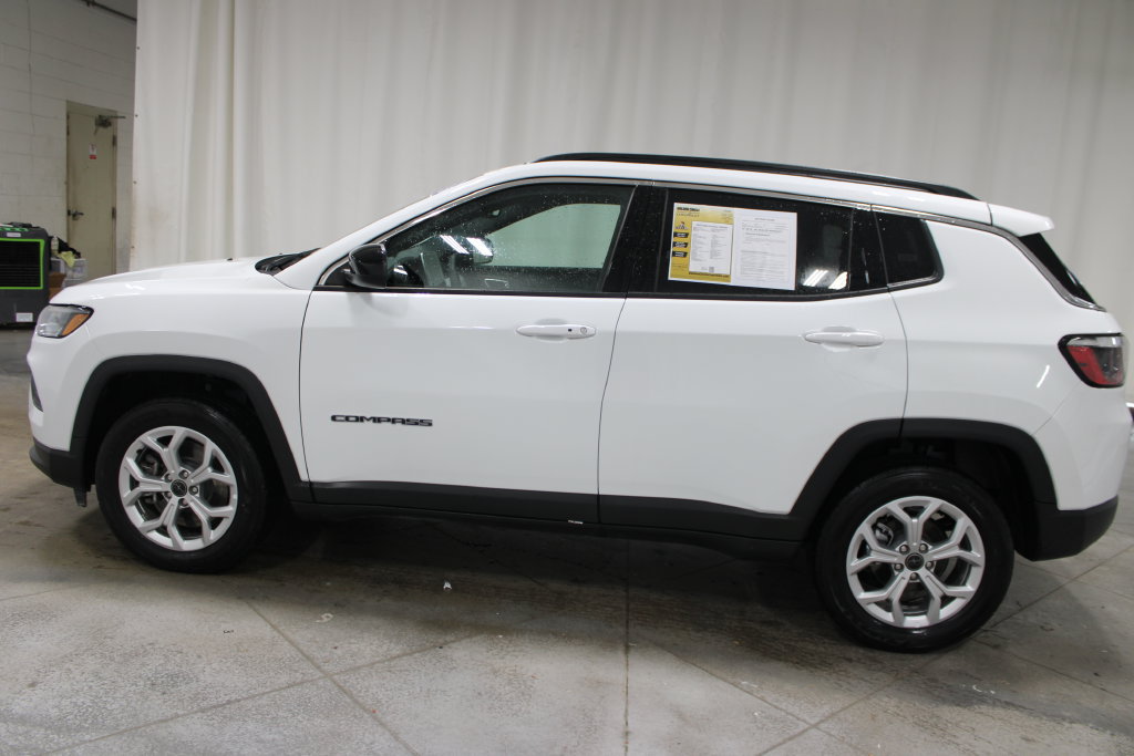 Used 2025 Jeep Compass Latitude AWD/4WD image 6