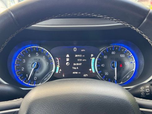 Used 2022 Chrysler Pacifica Touring-L image 10