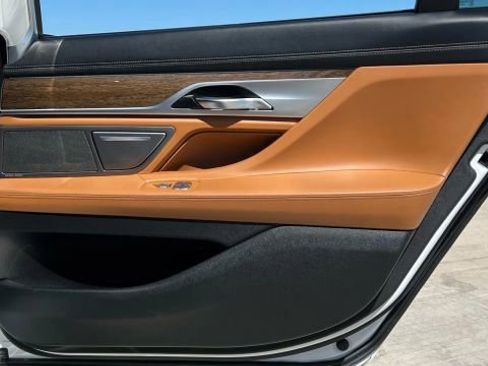 Used 2018 BMW 740i image 18