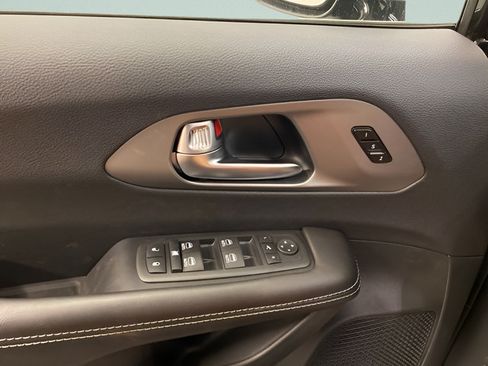 Used 2027 Chrysler Pacifica Limited FWD image 17