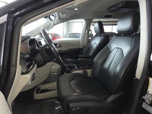 Used 2017 Chrysler Pacifica Touring-L w/ Tire & Wheel Group FWD image 18