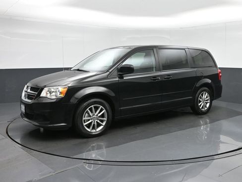 Used 2016 Dodge Grand Caravan SE image 3