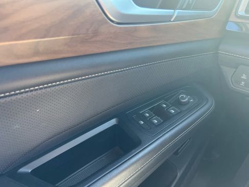 Used 2025 Volkswagen Atlas SE image 28