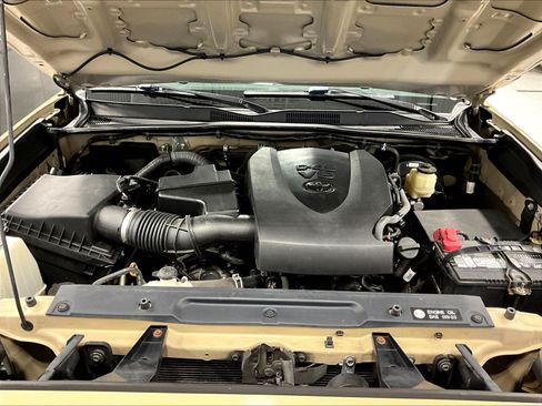 Used 2017 Toyota Tacoma Limited w/ Tow Package AWD/4WD image 31
