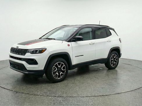 Used 2025 Jeep Compass Trailhawk AWD/4WD image 3