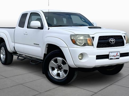 Used 2011 Toyota Tacoma PreRunner w/ TRD Sport Pkg image 2