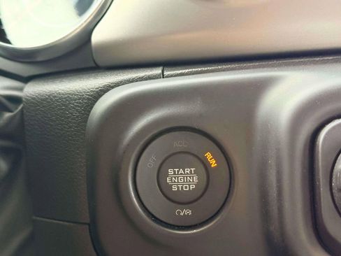 Used 2023 Jeep Gladiator Sport AWD/4WD image 19