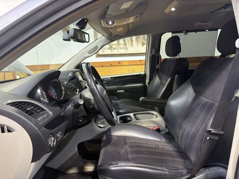 Used 2014 Chrysler Town & Country Touring-L FWD image 16