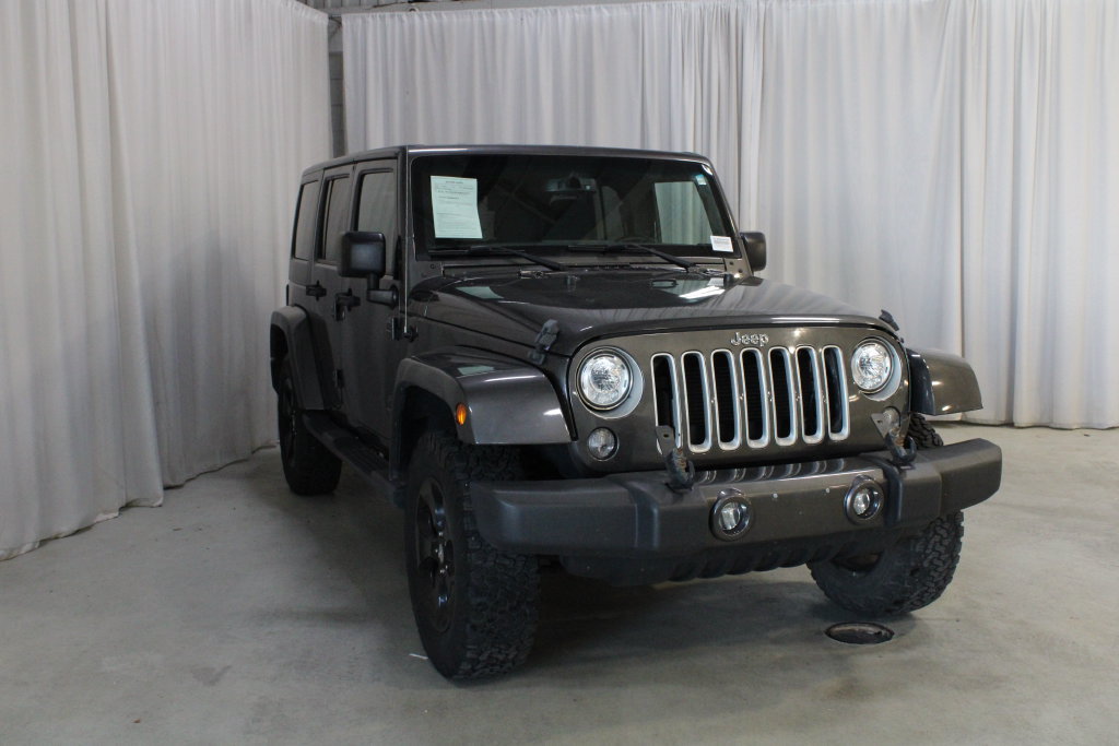 Used 2017 Jeep Wrangler Unlimited Sahara w/ Connectivity Group AWD/4WD image 35