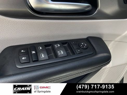 Used 2024 Chrysler Pacifica Touring-L FWD image 12