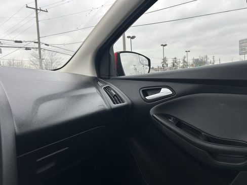 Used 2013 Ford Focus SE w/ SE Winter Pkg image 25